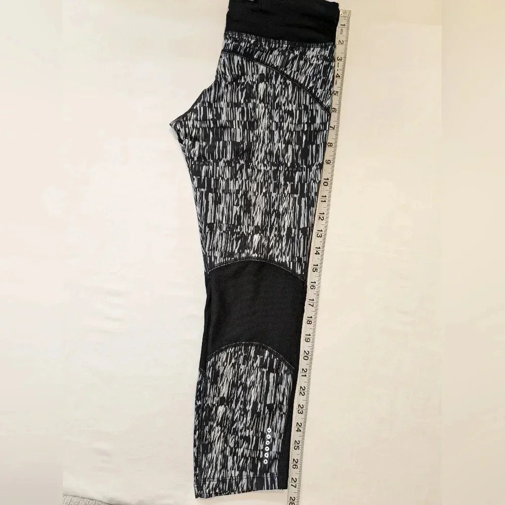 Nike women's graphic DRI-FIT tight running Capri leggings, size XS , black/white